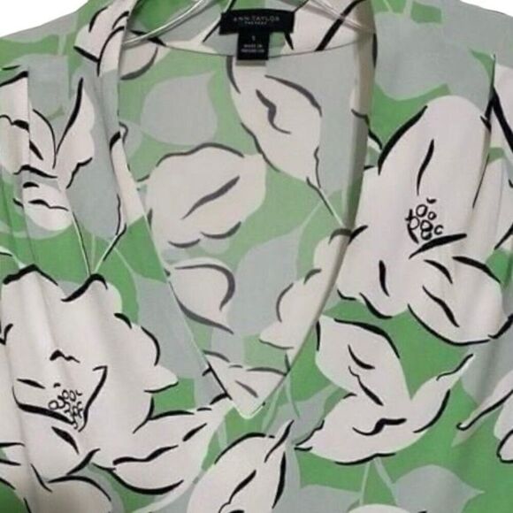 Ann Taylor Factory Lightweight Sleeveless Small Blouse Green Floral Print EUC - Picture 3 of 8